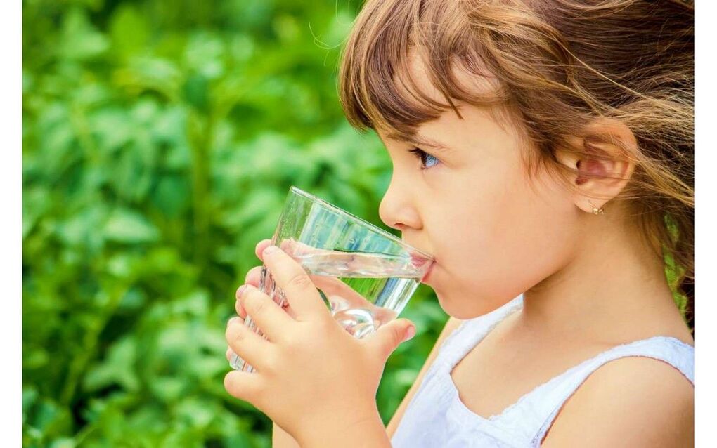 Giúp trẻ có thói quen uống đủ nước mỗi ngày